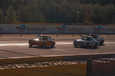 Trois 911 en sortie de la chicane de l'arrêt de bus