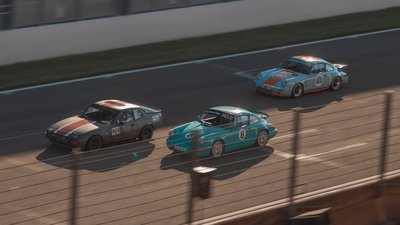 Trois Porsche classiques sur la ligne droite de départ